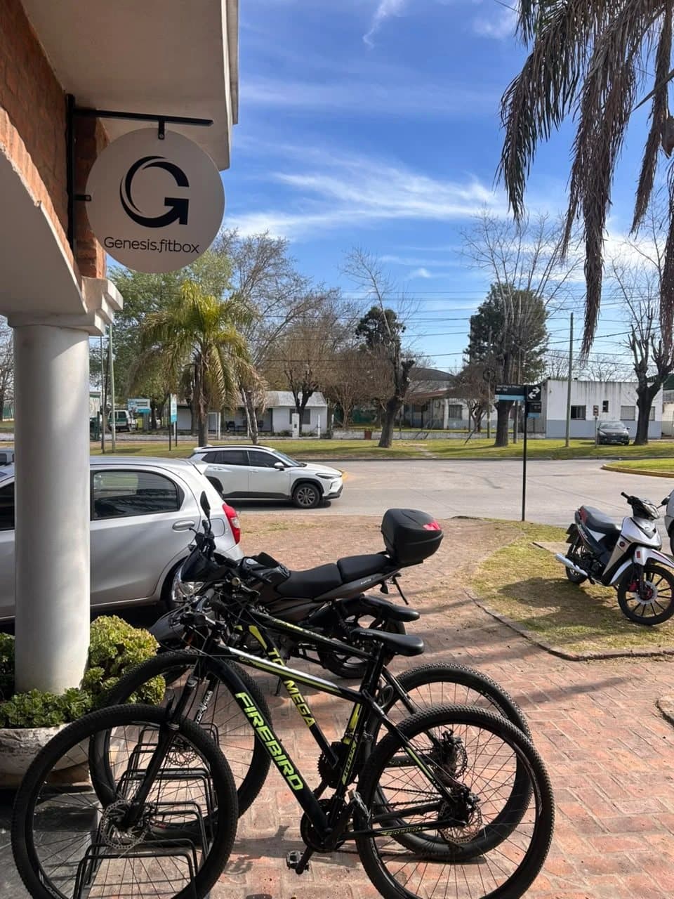 Bicis y motos en la entrada del box, a la vista