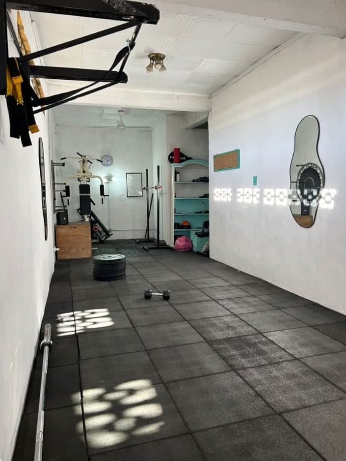 La galería del box, con el piso de goma y el equipamiento